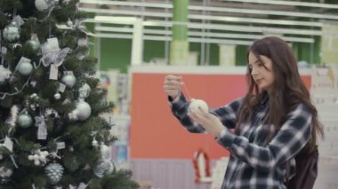 güzel kadın Noel süsleri satın alma