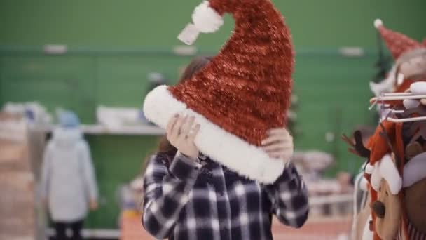 クリスマスの装飾の購入のきれいな女性 — ストック動画