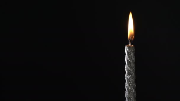 Ενιαία ροζ ριγέ γενέθλια κερί σε μαύρο φόντο. — Αρχείο Βίντεο