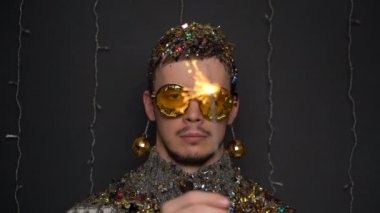 Görüntüleri mutsuz adam bir tatil sırasında ya da bir partide