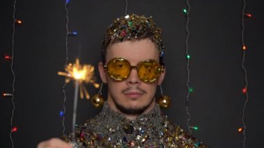 Görüntüleri portre ışıltı bir tatil sırasında ya da bir partide mutsuz adam. 4k video