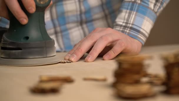 Mann fertigt Weihnachtsspielzeug aus Holz in der Werkstatt — Stockvideo