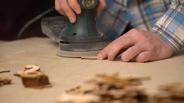 Mann fertigt Weihnachtsspielzeug aus Holz in der Werkstatt — Stockvideo