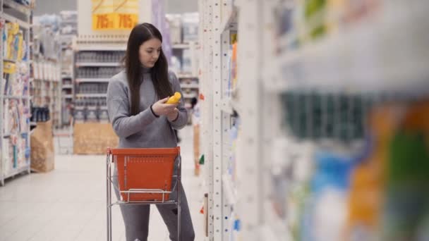 Images Jeunes Femmes Sélectionnant Savon Liquide Pour Maison Supermarché Vidéo — Video