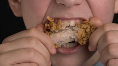 Tavuk kanadı mı yoksa nuggets, lokanta görüntüleri çocuk yiyor