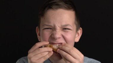 Tavuk kanadı mı yoksa nuggets, lokanta görüntüleri çocuk yiyor