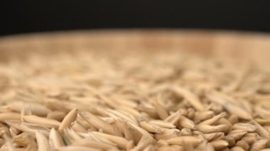 Görüntüleri döndürmek çiğ yulaf closeup arka plan.