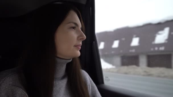 Chica paseos en un taxi en el día de invierno — Vídeos de Stock