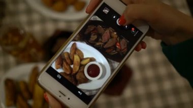 smartphone ve sosyal ağlar için gıda alarak fotoğraf holding eller, yakın çekim