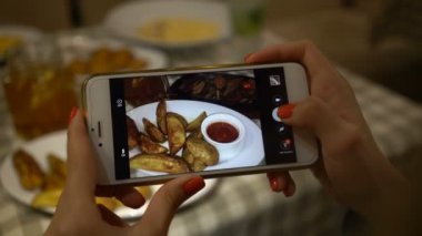 smartphone ve sosyal ağlar için gıda alarak fotoğraf holding eller, yakın çekim