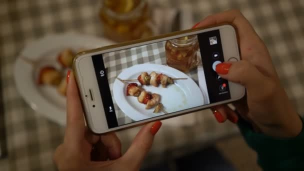 Close up de mãos segurando smartphone e tirando foto de comida para redes sociais — Vídeo de Stock