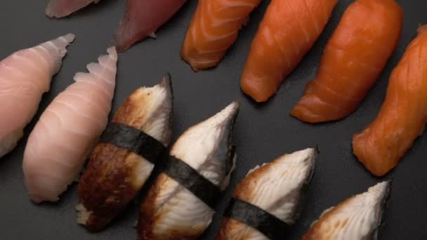 Verse sushi eten achtergrond draaien — Stockvideo