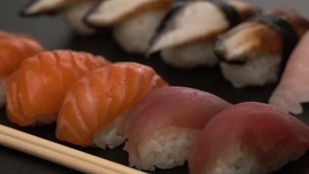 Otočit pozadí potraviny čerstvé sushi — Stock video