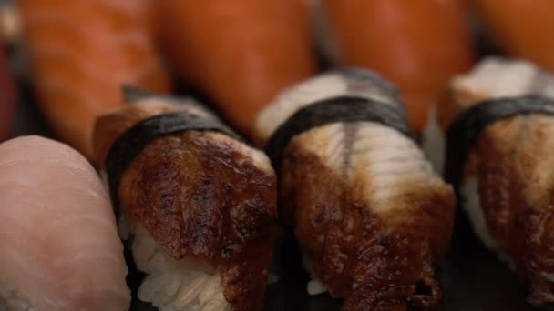 Tourner sushi frais fond alimentaire — Video