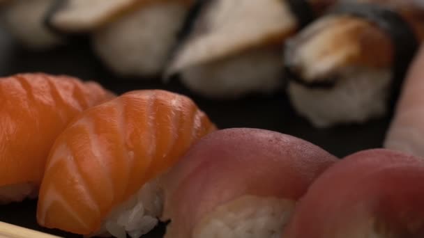 Περιστροφή φρέσκο σούσι τροφίμων φόντο — Αρχείο Βίντεο