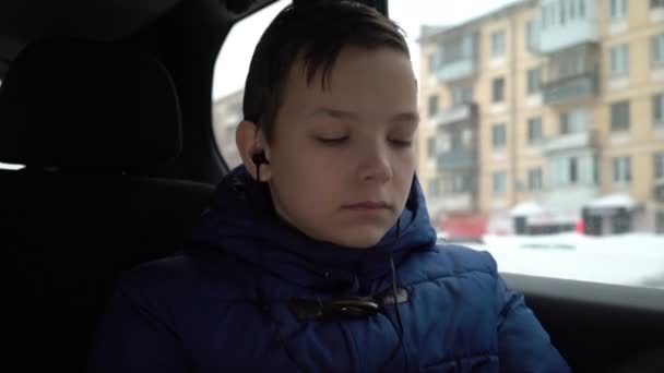 Niño usando smartphone durante un viaje en taxi por la ciudad — Vídeo de stock