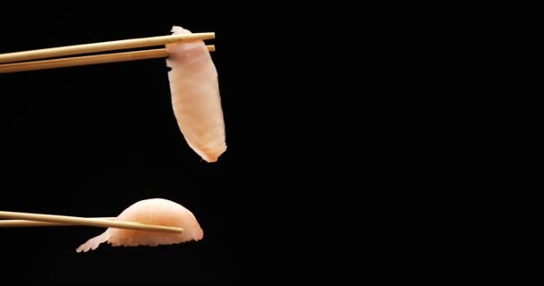 Beeldmateriaal verse sushi eten achtergrond — Stockvideo