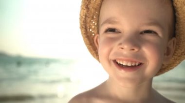 Sahilde bir hasır şapka portre sevimli çocuk