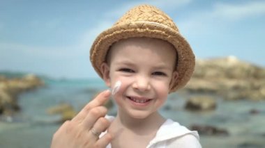 Anne oğlu güneş kremi krem ile maskeleri