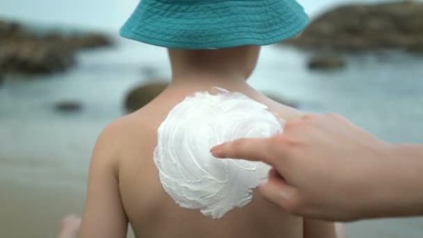 Mam toepassing zonnebrandcrème lotion op het lichaam. Zon tekening in sunblock Cream — Stockvideo