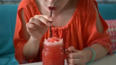 Buz ile taze tropikal karpuz Smoothie Shake içme genç güzel kadın.