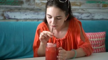 Buz ile taze tropikal karpuz Smoothie Shake içme genç güzel kadın.