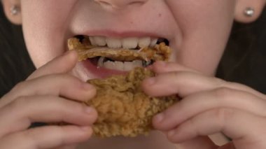 Video kız tavuk kanatları veya Nuggets yiyor, Fast Food.
