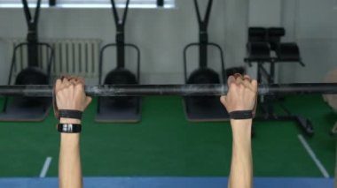 Atletik kadın spor salonunda UPS çeker.