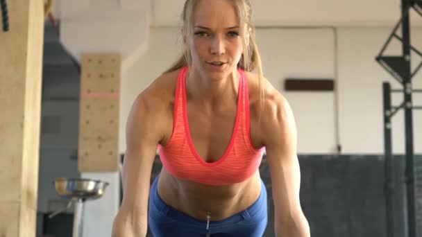 Atletik kadın spor salonunda Push-up yapar. — Stok video