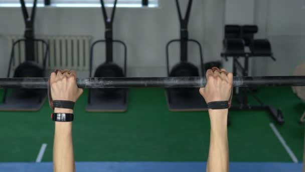 Atletisk kvinna gör pull ups i gymmet. — Stockvideo