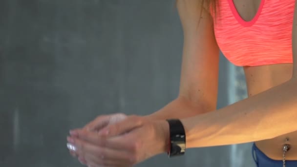 肌肉发达的妇女在健身房用滑石粉拍手. — 图库视频影像