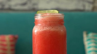 Taze tropikal organik karpuz smoothie masada döndürmek.