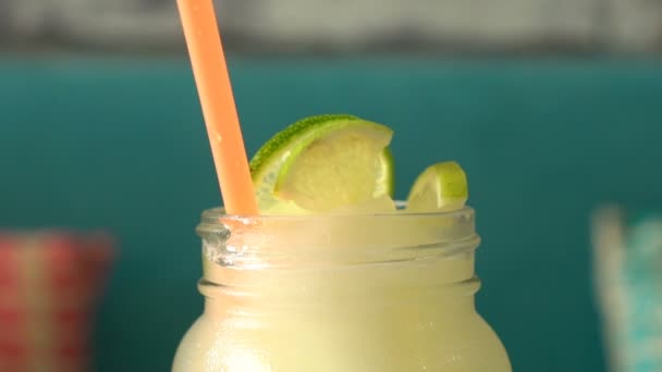 Taze tropikal organik limon smoothie masada döndürmek. — Stok video