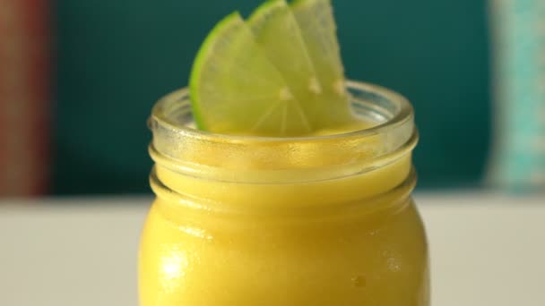 Čerstvé tropické organické mango-hladké otáčení na stole. — Stock video