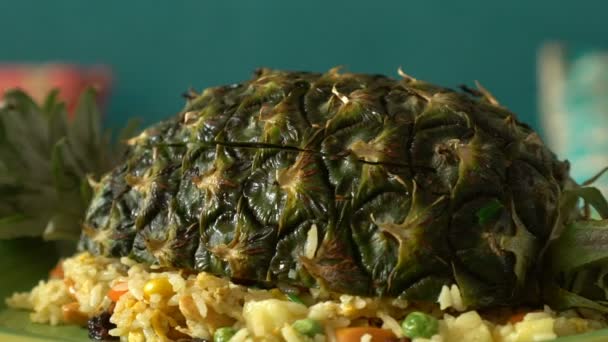 Curry stekt ris med skaldjur täckt med ananas. — Stockvideo