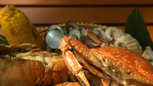 Prato com frutos do mar rodar sobre mesa de madeira no restaurante . — Vídeo de Stock