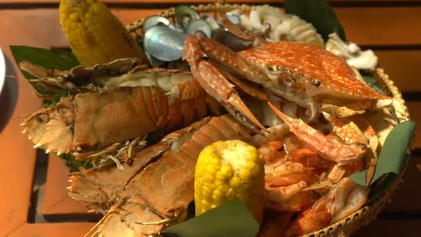 Plato con mariscos giran sobre mesa de madera en restaurante . — Vídeo de stock