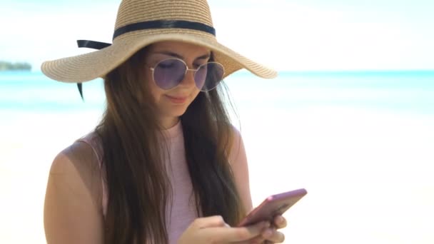 Viaggiatore donna utilizzando app telefono sulla spiaggia in vacanza estiva — Video Stock