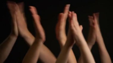 Siyah arka planda alkışlarla el kaldırma veya alkışlama.