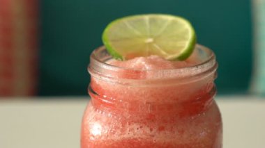 Taze tropikal organik karpuz smoothie masada döndürmek.