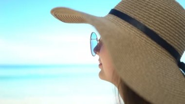plajda şapka ve güneş gözlüğü ile güzel genç kadın portresi