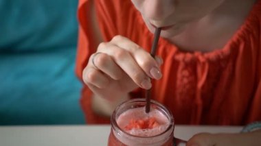 Buz ile taze tropikal karpuz Smoothie Shake içme genç güzel kadın.