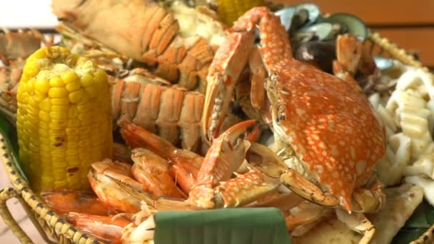 Plato con mariscos giran sobre mesa de madera en restaurante . — Vídeo de stock