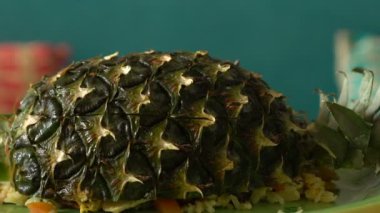 Ananas ile kaplı deniz ürünleri ile Körili kızarmış pilav.