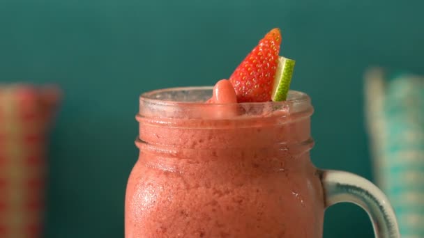Färsk tropisk ekologisk jordgubbs smoothie rotera på bordet. — Stockvideo