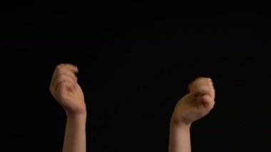 Siyah arka planda alkışlarla el kaldırma veya alkışlama