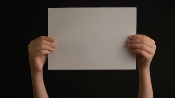 Hand holding empty paper — Stock Video