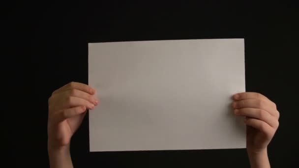 Händer som håller skrynkliga papper — Stockvideo