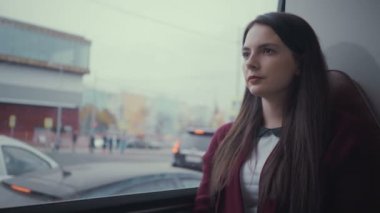 Kadın otobüs sürmek ve pencereden görünüyor