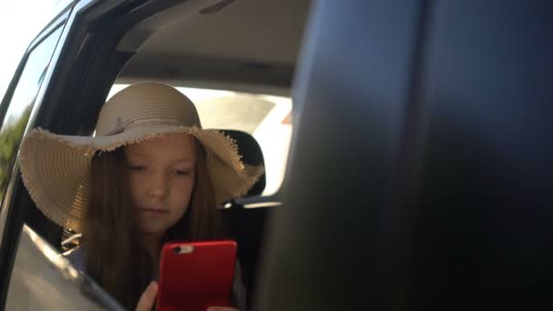 Chica con sombrero de paja compartiendo las redes sociales en un teléfono inteligente. concepto de viaje por carretera . — Vídeos de Stock